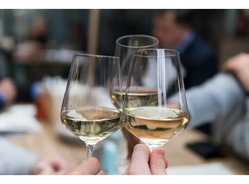 copas de vino blanco