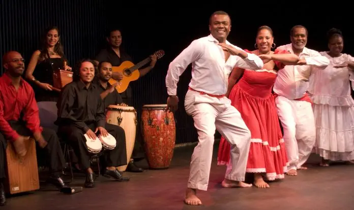 Personas celebrando el día de la canción criolla 