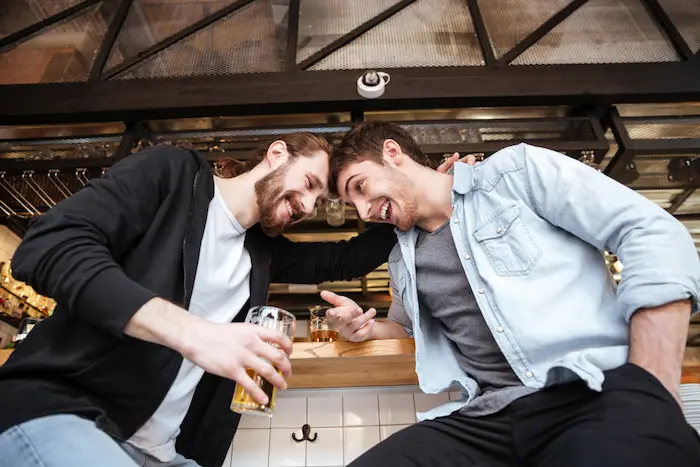 amigos felices en un bar
