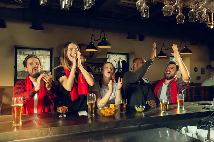 grupo de amigos celebrando en un bar en Lince