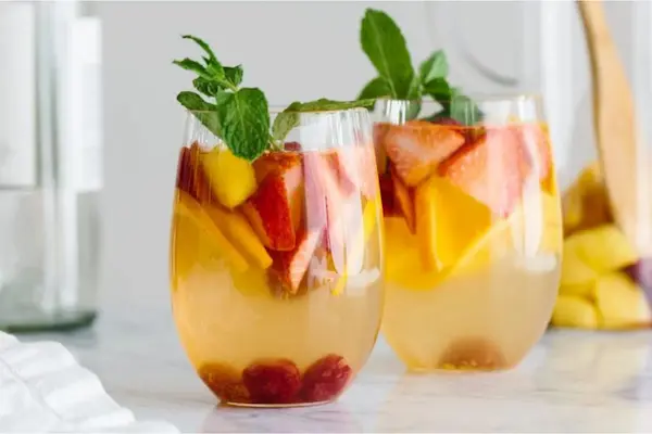 4. Sangría de Vino Blanco El cóctel para celebrar