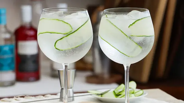 6. Gin Tonic con pepino y limón Un toque refrescante