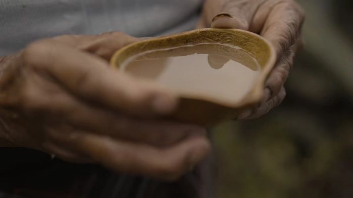 Tragos de la selva en manos de un nativo