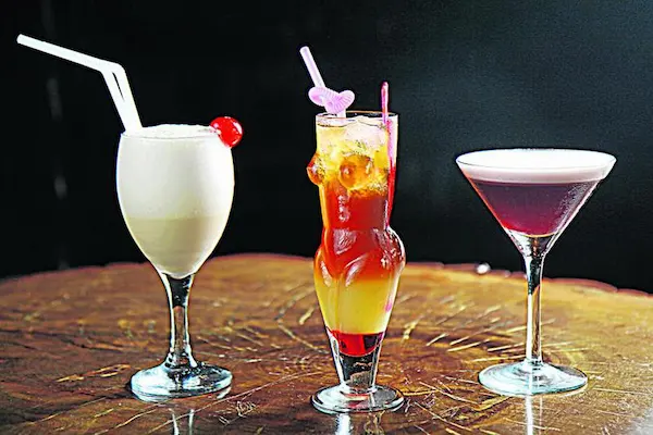 Cocteles servido en una mesa
