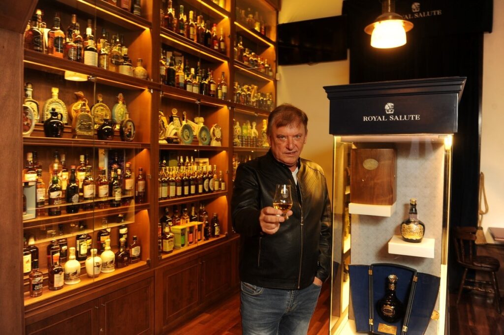 papá degustando un de las mejores colecciones de licores