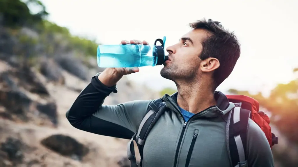 Deportista tomando bebida energetica
