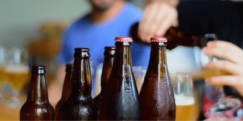 Reunión y degustación de cerveza en casa