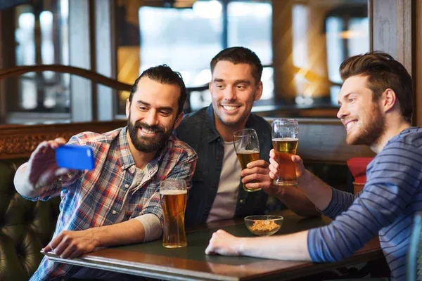 Grupo de amigos tomándose foto en un bar