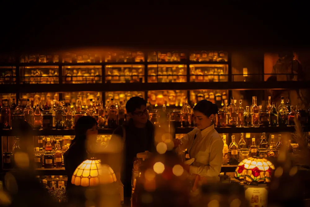 Imagen del ambiente de Muna Craft Bar donde se ve el ambiente misterioso de uno de los mejores speakeasy en Lima
