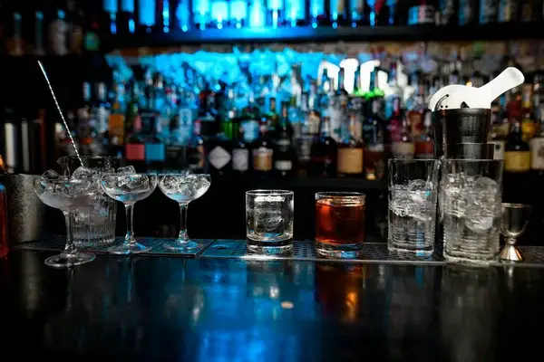 Barra de con cócteles donde se ven las nuevas tendencias del bar