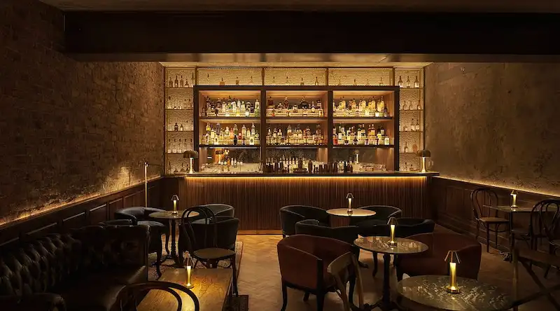 Imagen del interior de la sastrería martinez donde se ve su salón principal con mesas cirulares