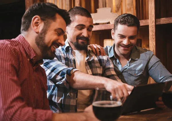 Personas viendo un menú digital en un bar