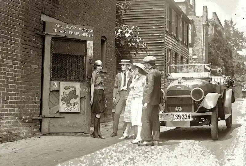 Imagen de personas ingresando a un speakeasy en sus orígenes