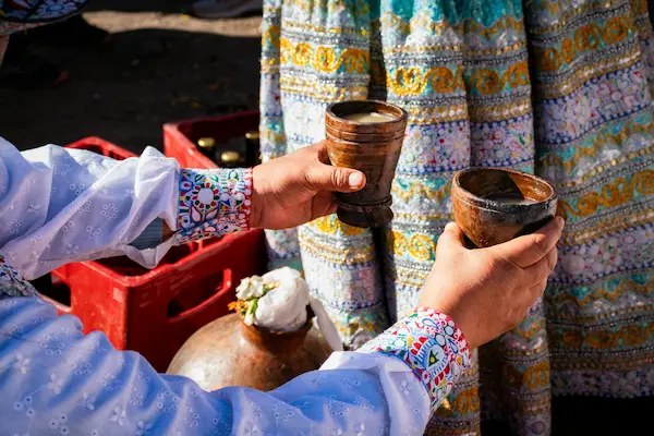 Bebidas peruanas consumidas durante una celebración cultural local