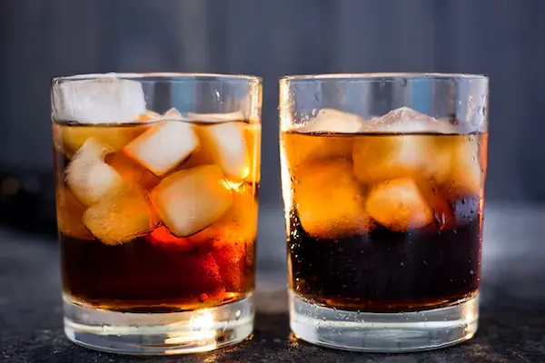 whisky con cola en vaso con hielo estilo clásico juvenil