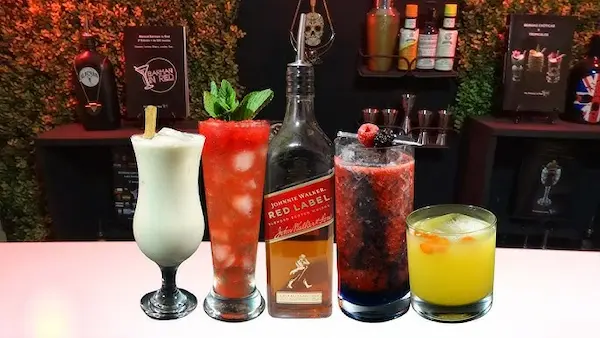 trago tropical con whisky y jugo de piña con hielo