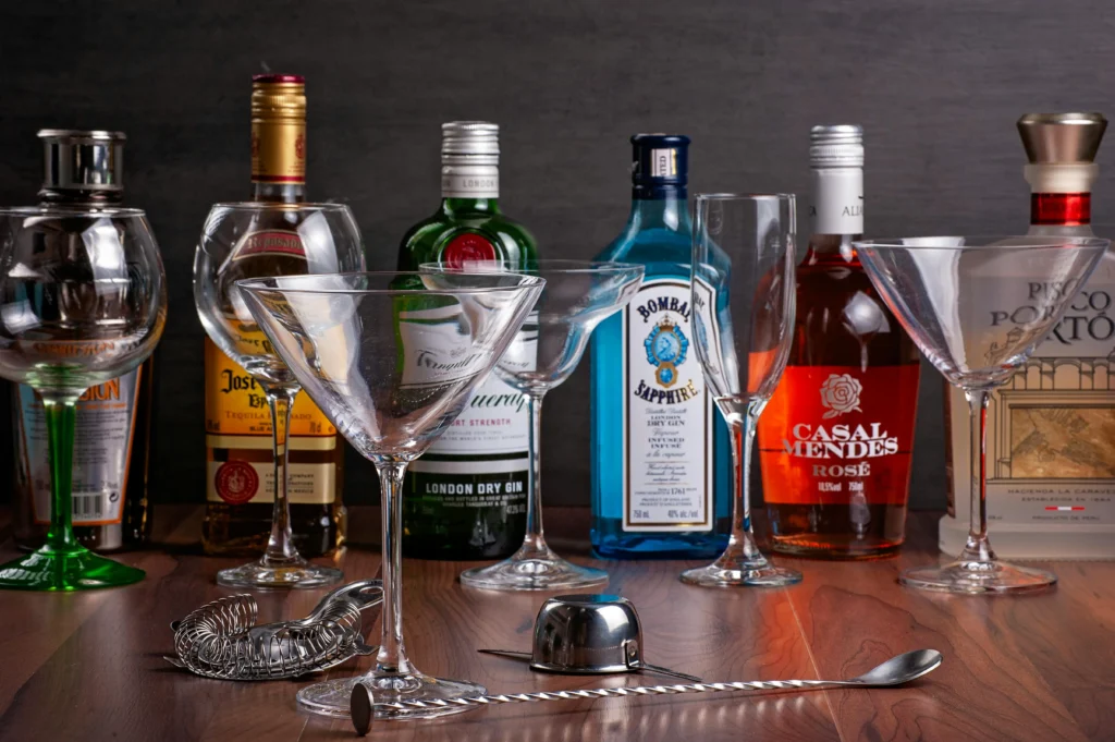 Ingredientes para Long Island Blue con licores y botellas en barra