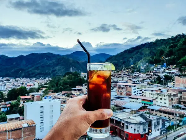 Persona disfrutando responsablemente un trago Cuba Libre con moderación