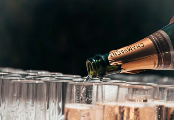 Cómo servir el champagne tras abrirlo correctamente