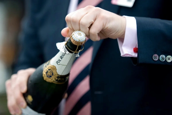 Preparación antes de abrir un champagne