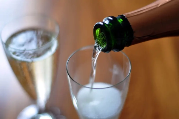 Técnicas para abrir un champagne de manera segura