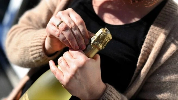 ¿Cómo abrir un champagne sin romper la botella