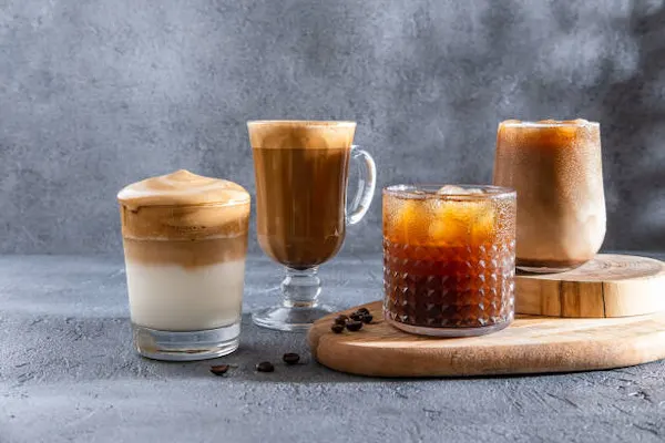 Variedad de cócteles de café con diferentes presentaciones.