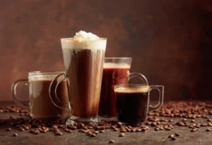 Variedad de cócteles de café servidos en diferentes vasos.