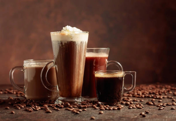 Variedad de cócteles de café servidos en diferentes vasos.