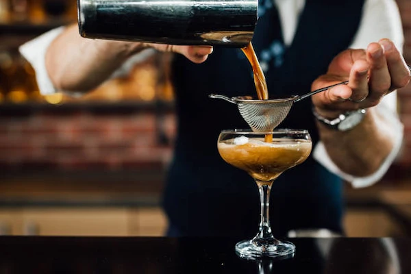 Preparación de un cóctel de café con técnicas de coctelería.