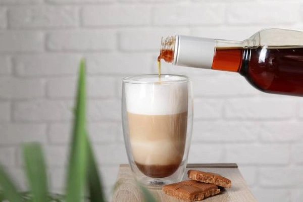 Preparación de un cóctel de café combinando café con licor.